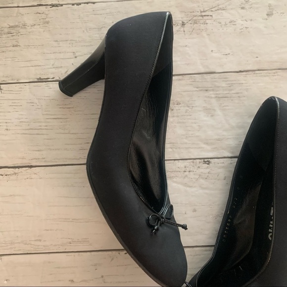 Ferragamo Shoe String Bow Pumps Black Heels Size 8 Vintage Round Toe - Picture 2 of 11